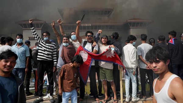 Brutal! Demonstran Pukuli Menlu Nepal – Menkeu Dikejar Massa