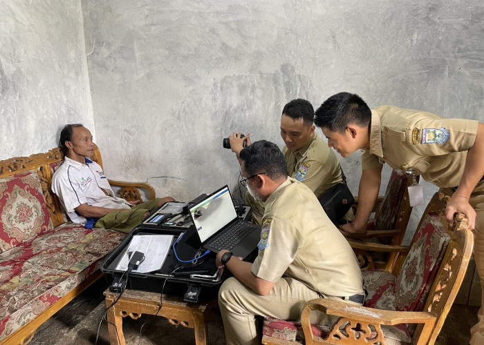 Dinpendukcapil Jemput Bola Layani Adminduk Warga Rentan, Begini Caranya